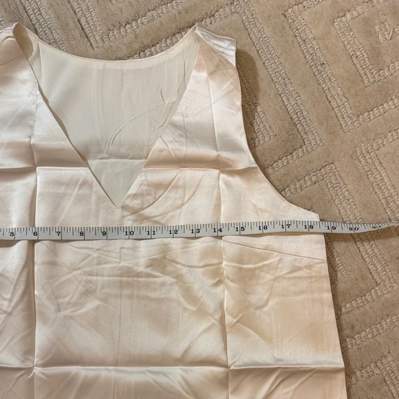 Elegant Cream Sleeveless silk Top - Picture 6 of 7